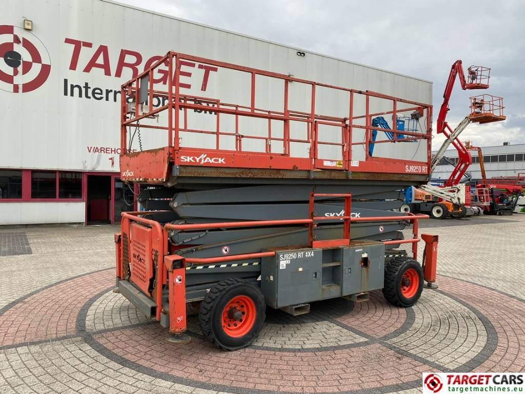 SkyJack SJ9250 RT Diesel 4x4 Scissor 9250 Work Lift 1720cm - Plataforma de tijeras: foto 1 SkyJack SJ9250 RT Diesel 4x4 Scissor 9250 Work Lift 1720cm - Plataforma de tijeras: foto 1