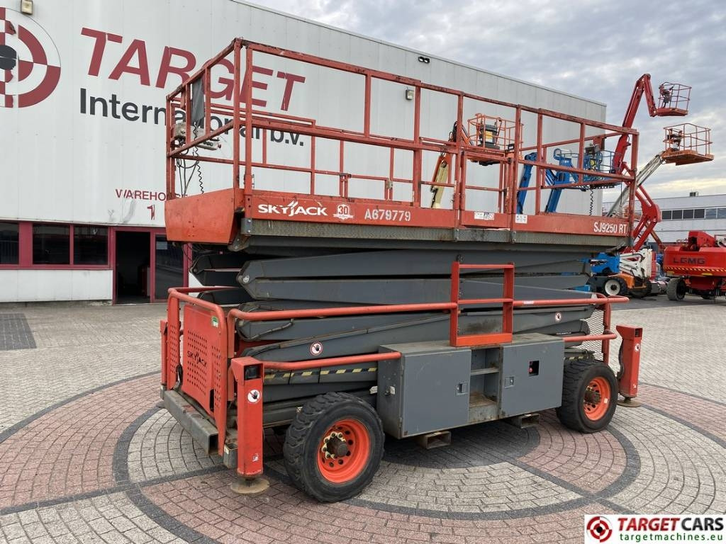 SkyJack SJ9250 RT Diesel 4x4 Scissor Work Lift 1720cm - Plataforma de tijeras: foto 1 SkyJack SJ9250 RT Diesel 4x4 Scissor Work Lift 1720cm - Plataforma de tijeras: foto 1