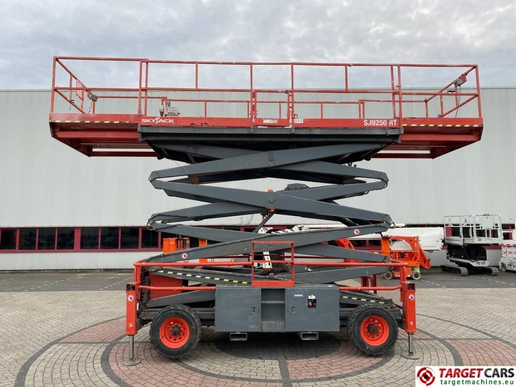 SkyJack SJ9250 RT Diesel 4x4 Scissor Work Lift 1720cm - Plataforma de tijeras: foto 5 SkyJack SJ9250 RT Diesel 4x4 Scissor Work Lift 1720cm - Plataforma de tijeras: foto 5