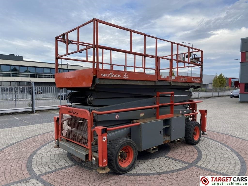 SkyJack SJ9250 RT Diesel 4x4 Scissor Work Lift 1720cm - Plataforma de tijeras: foto 3 SkyJack SJ9250 RT Diesel 4x4 Scissor Work Lift 1720cm - Plataforma de tijeras: foto 3
