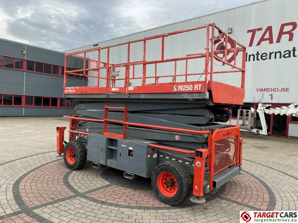 SkyJack SJ9250 RT Diesel 4x4 Scissor Work Lift 1720cm - Plataforma de tijeras: foto 4 SkyJack SJ9250 RT Diesel 4x4 Scissor Work Lift 1720cm - Plataforma de tijeras: foto 4