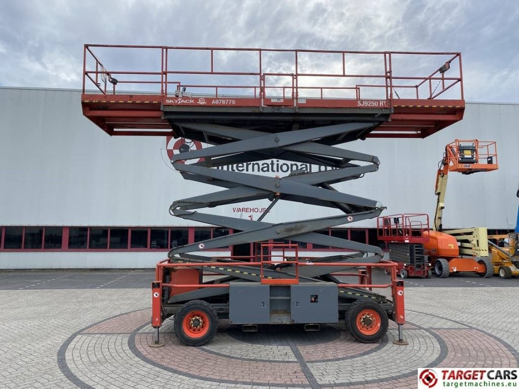 SkyJack SJ9250 RT Diesel 4x4 Scissor Work Lift 1720cm - Plataforma de tijeras: foto 5 SkyJack SJ9250 RT Diesel 4x4 Scissor Work Lift 1720cm - Plataforma de tijeras: foto 5