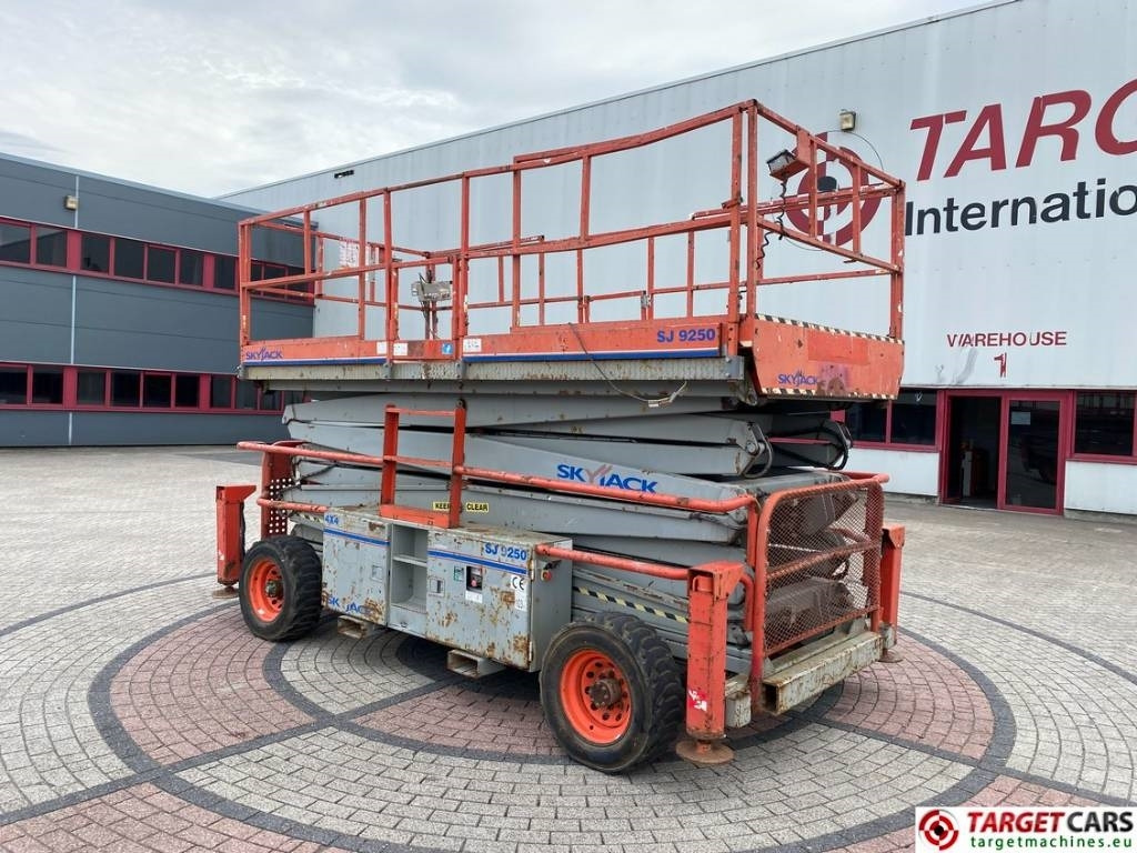 SkyJack SJ9250 RT Diesel Scissor Work Lift 1720cm - Plataforma de tijeras: foto 4 SkyJack SJ9250 RT Diesel Scissor Work Lift 1720cm - Plataforma de tijeras: foto 4