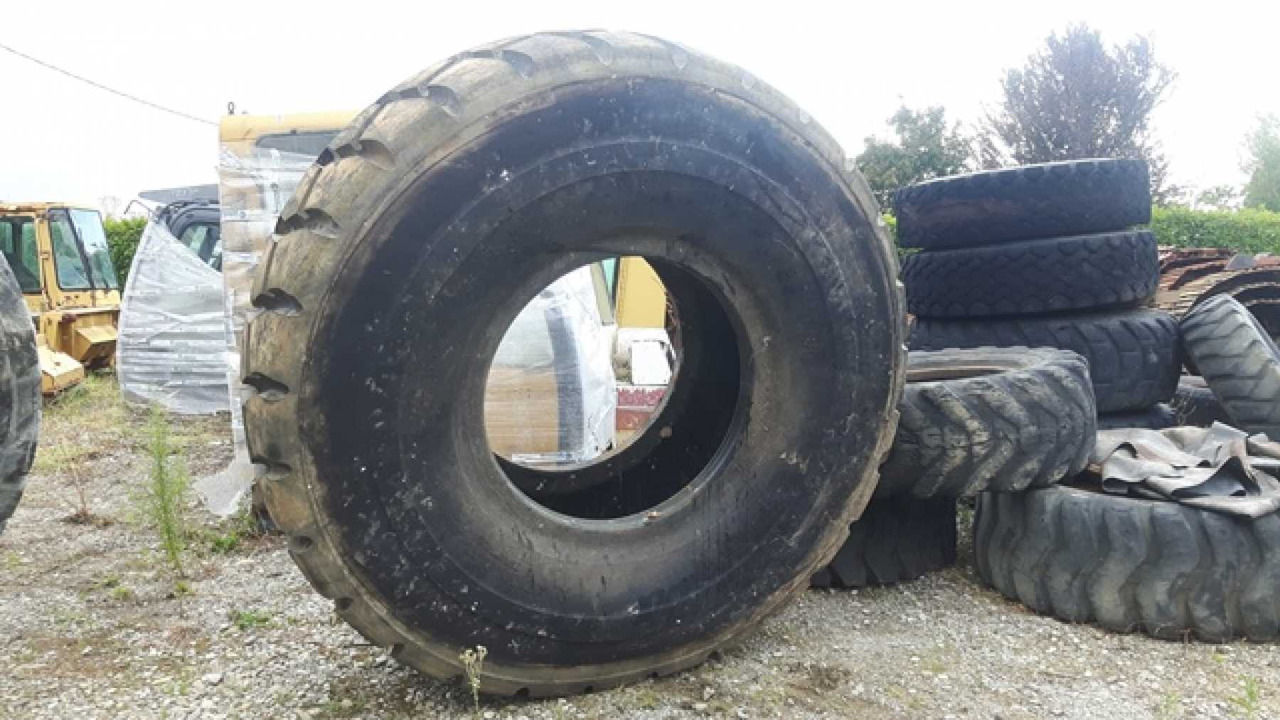 BRIDGESTONE 29/5R35 Pneumatici 29.5R35 in buone condizioni - Neumático para Maquinaria de construcción: foto 3 BRIDGESTONE 29/5R35 Pneumatici 29.5R35 in buone condizioni - Neumático para Maquinaria de construcción: foto 3
