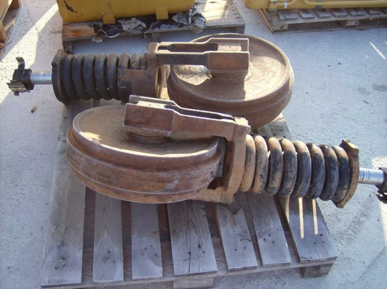 Caterpillar 317 NVA N. 2 RUOTE GUIDA E TENSORI - Piezas del tren de rodaje para Maquinaria de construcción: foto 1 Caterpillar 317 NVA N. 2 RUOTE GUIDA E TENSORI - Piezas del tren de rodaje para Maquinaria de construcción: foto 1