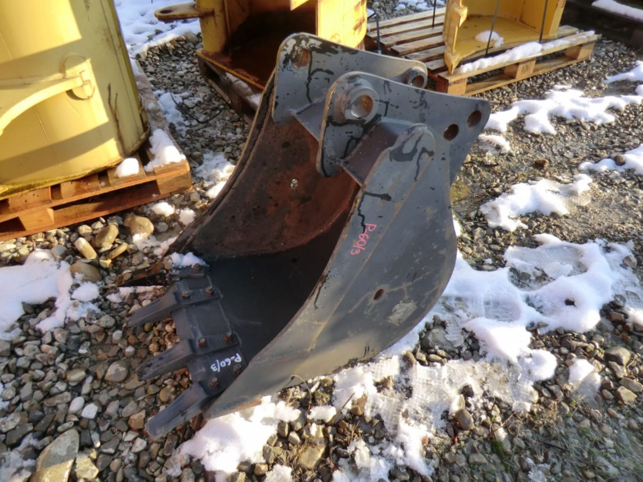 Caterpillar 428 Benna con denti per retroescavaore terna, larghezza mm 600, peso kg 170, anno di costruzione 03/06. - Cazo para excavadora: foto 1 Caterpillar 428 Benna con denti per retroescavaore terna, larghezza mm 600, peso kg 170, anno di costruzione 03/06. - Cazo para excavadora: foto 1