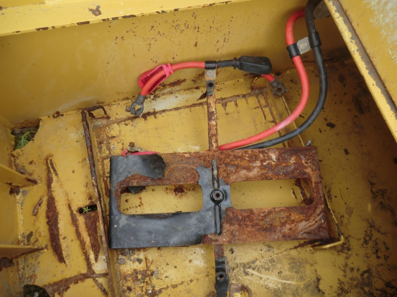Caterpillar 735 Serbatotio olio idraulico, completo di porta batterie, quadro elettrico. - Depósito hidráulico para Maquinaria de construcción: foto 5 Caterpillar 735 Serbatotio olio idraulico, completo di porta batterie, quadro elettrico. - Depósito hidráulico para Maquinaria de construcción: foto 5