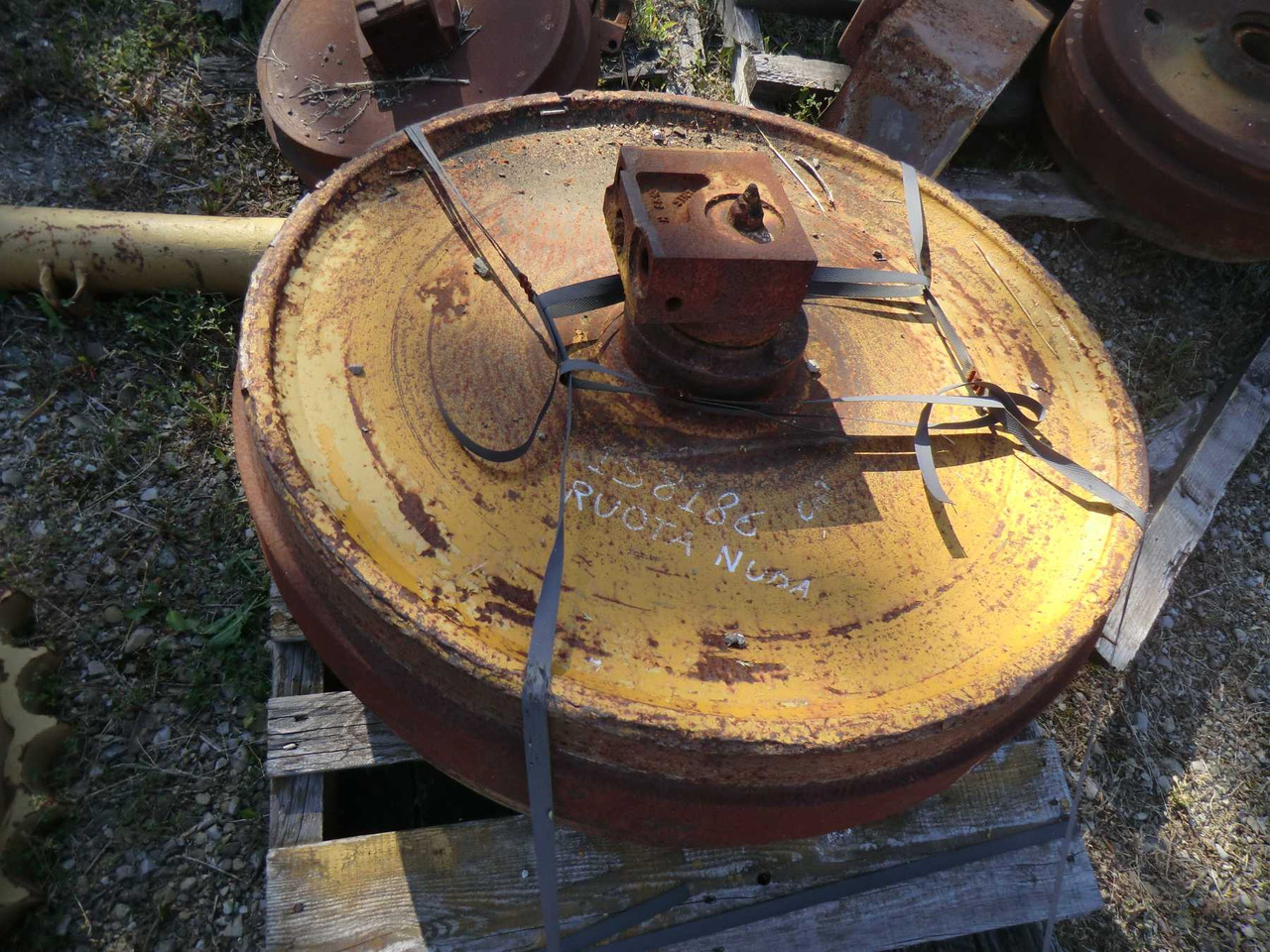 Caterpillar D7E RUOTA NUDA - Piezas del tren de rodaje para Maquinaria de construcción: foto 1 Caterpillar D7E RUOTA NUDA - Piezas del tren de rodaje para Maquinaria de construcción: foto 1