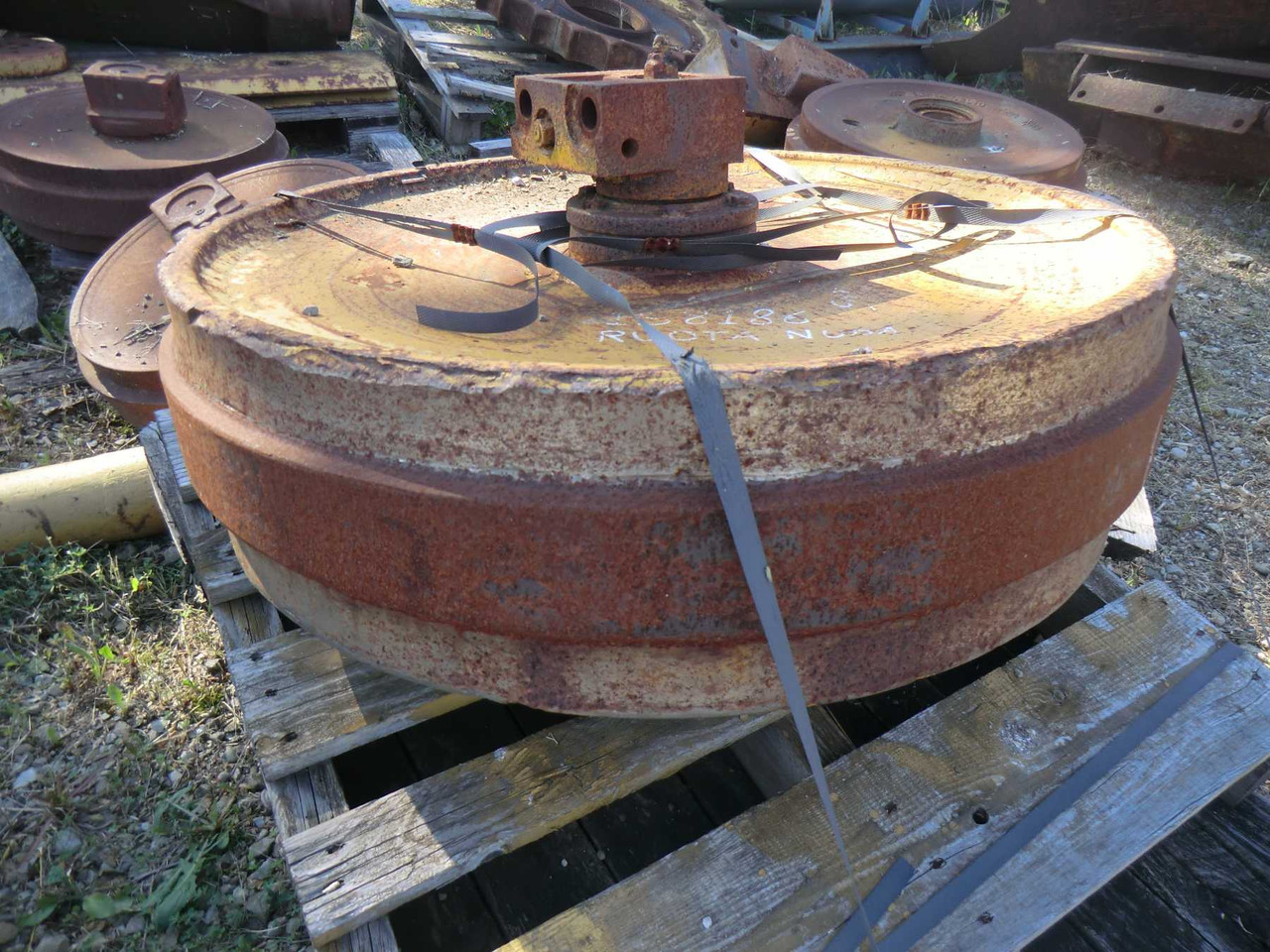 Caterpillar D7E RUOTA NUDA - Piezas del tren de rodaje para Maquinaria de construcción: foto 2 Caterpillar D7E RUOTA NUDA - Piezas del tren de rodaje para Maquinaria de construcción: foto 2