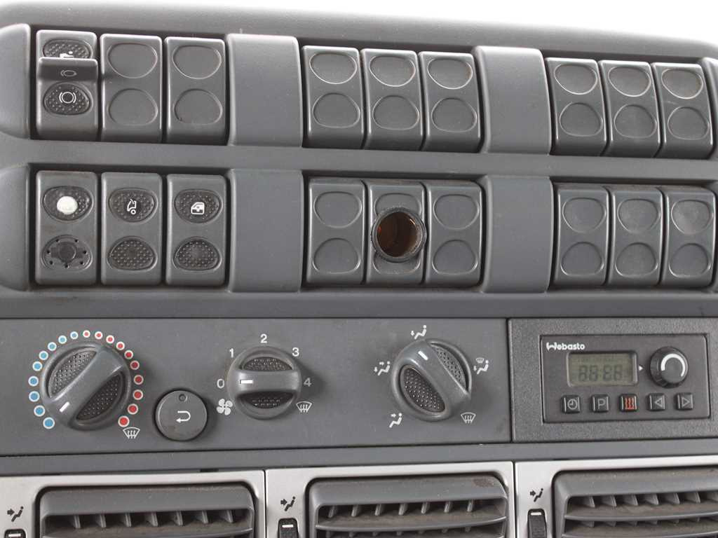 Camión lona Iveco EUROCARGO 75E18, EURO 4, PNEU 80%: foto 17