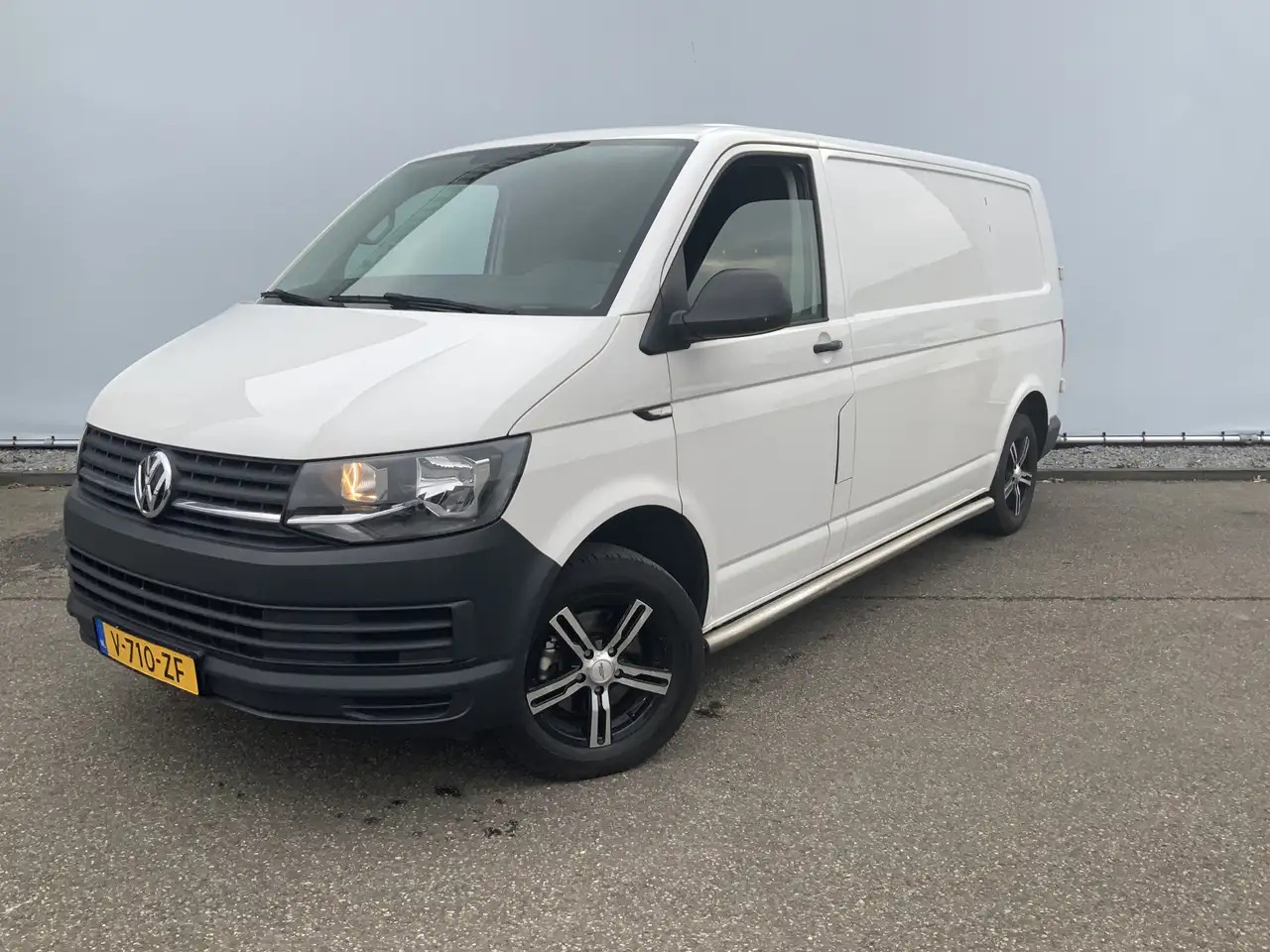 Volkswagen T6 Transporter 2.0 TDI L2H1 Airco Navi 3 Zits Alu Velg Euro 6 - Furgón: foto 1 Volkswagen T6 Transporter 2.0 TDI L2H1 Airco Navi 3 Zits Alu Velg Euro 6 - Furgón: foto 1