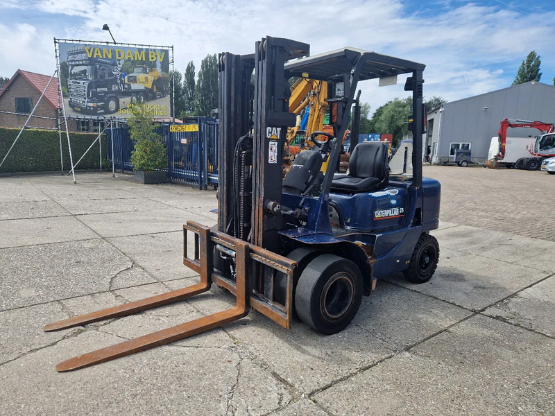 Caterpillar DP25K met breed vorkenbord - Carretilla elevadora diésel: foto 1 Caterpillar DP25K met breed vorkenbord - Carretilla elevadora diésel: foto 1