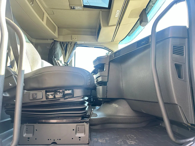 Arrendamiento de Volvo FH 500 8X4 RF-RT40G FASSI F1450R.2.8 + JIB L826 KRAAN/KRAN/CRANE/GRUA Volvo FH 500 8X4 RF-RT40G FASSI F1450R.2.8 + JIB L826 KRAAN/KRAN/CRANE/GRUA: foto 18