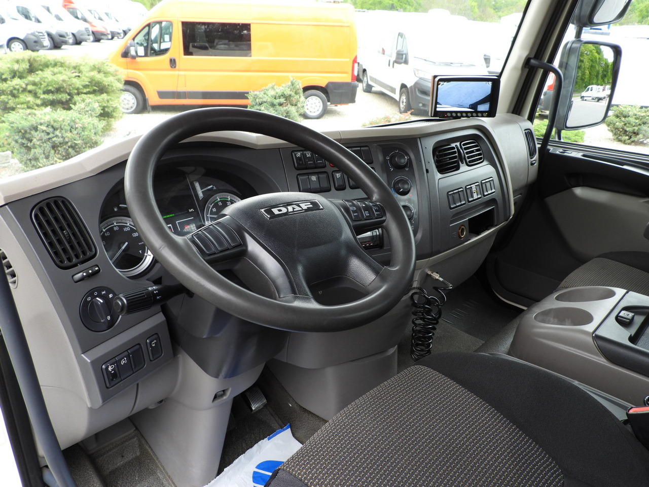 DAF LF 180 THREE-WAY TIPPER CRUISE CONTROL LED LIGHTS AUTOMATIC TRANSMISSION TWIN WHEELS AIR CONDITIONING 180HP - Camión volquete: foto 2 DAF LF 180 THREE-WAY TIPPER CRUISE CONTROL LED LIGHTS AUTOMATIC TRANSMISSION TWIN WHEELS AIR CONDITIONING 180HP - Camión volquete: foto 2