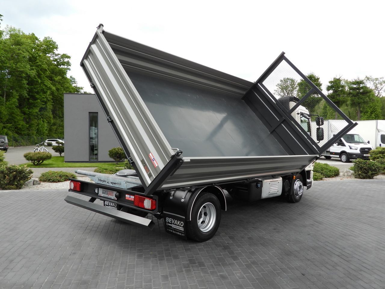 DAF LF 180 THREE-WAY TIPPER CRUISE CONTROL LED LIGHTS AUTOMATIC TRANSMISSION TWIN WHEELS AIR CONDITIONING 180HP - Furgoneta basculante: foto 3 DAF LF 180 THREE-WAY TIPPER CRUISE CONTROL LED LIGHTS AUTOMATIC TRANSMISSION TWIN WHEELS AIR CONDITIONING 180HP - Furgoneta basculante: foto 3