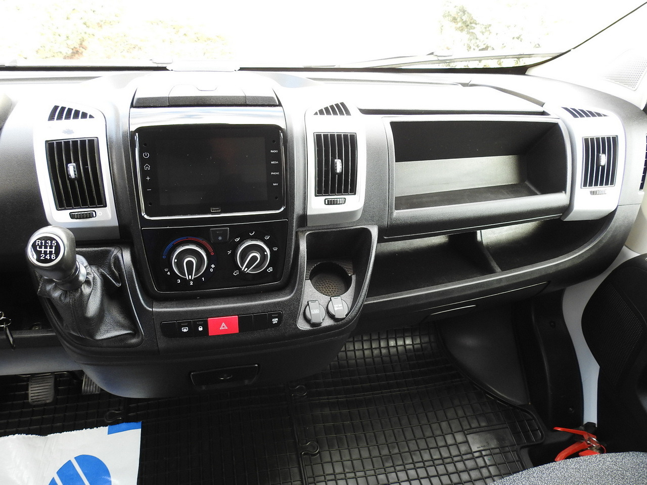 Furgoneta caja cerrada FIAT DUCATO  BOX LIFT 8 PALLETS CRUISE CONTROL NAVIGATION LED LIGHTS AIR CONDITIONING  130HP: foto 31