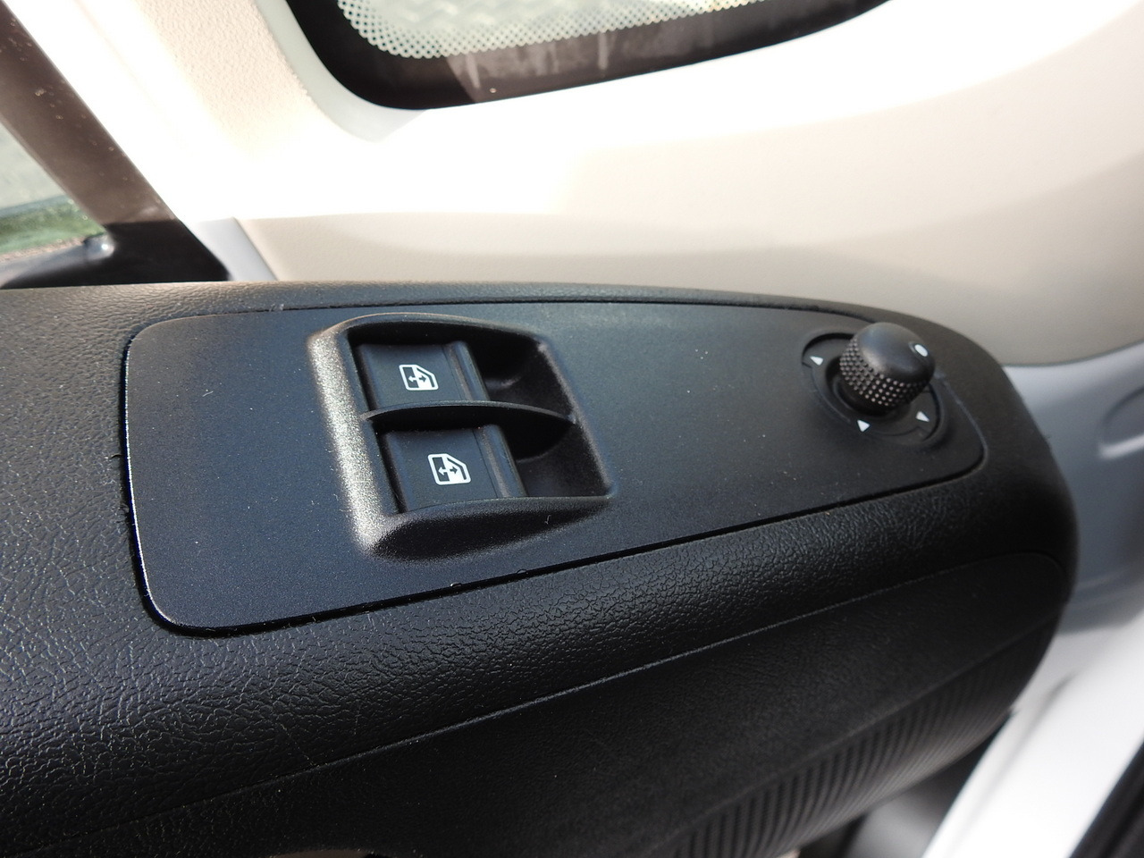 Furgoneta caja cerrada FIAT DUCATO  BOX LIFT 8 PALLETS CRUISE CONTROL NAVIGATION LED LIGHTS AIR CONDITIONING  130HP: foto 26