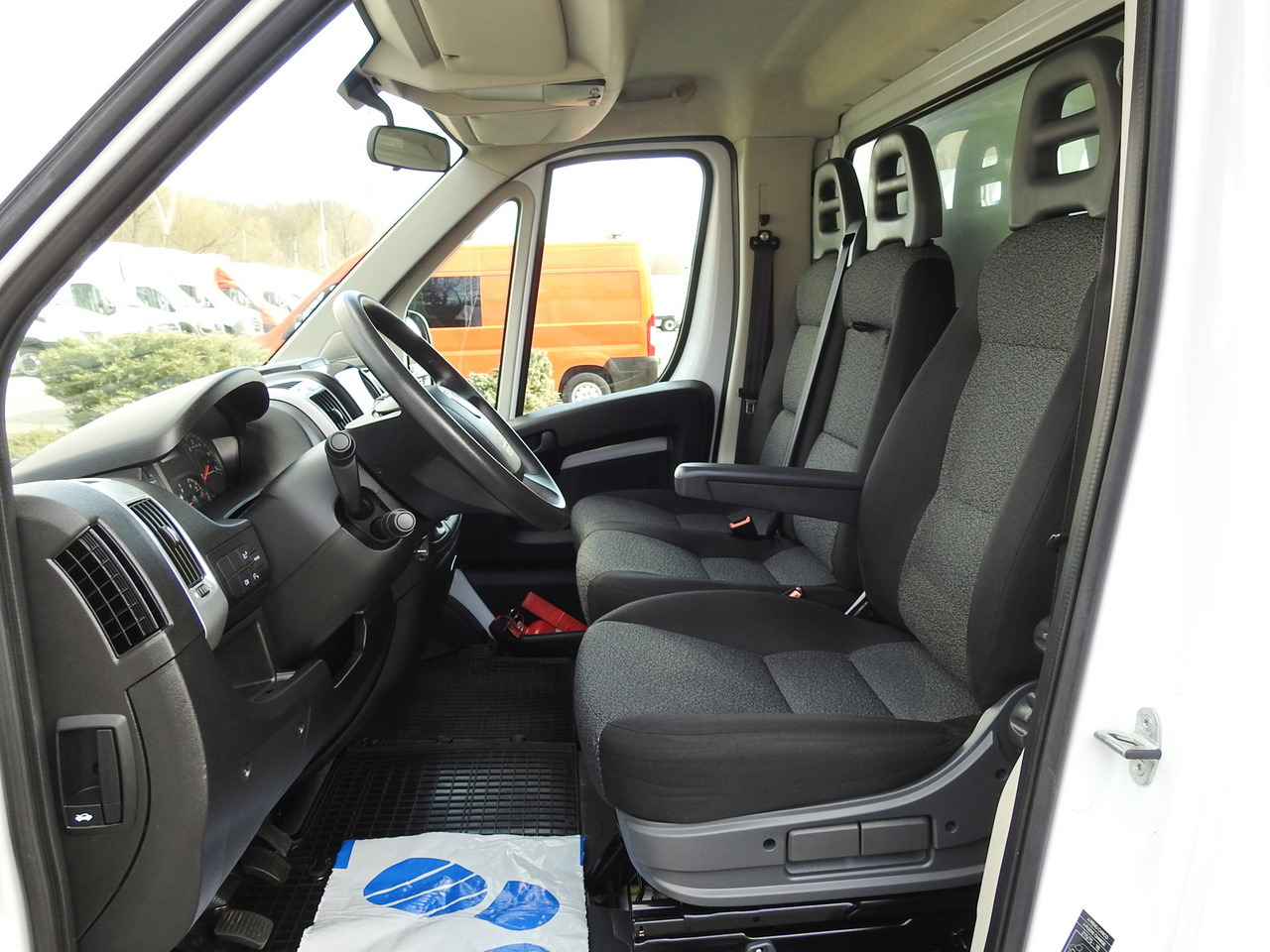 Furgoneta caja cerrada FIAT DUCATO  BOX LIFT 8 PALLETS CRUISE CONTROL NAVIGATION LED LIGHTS AIR CONDITIONING  130HP: foto 25