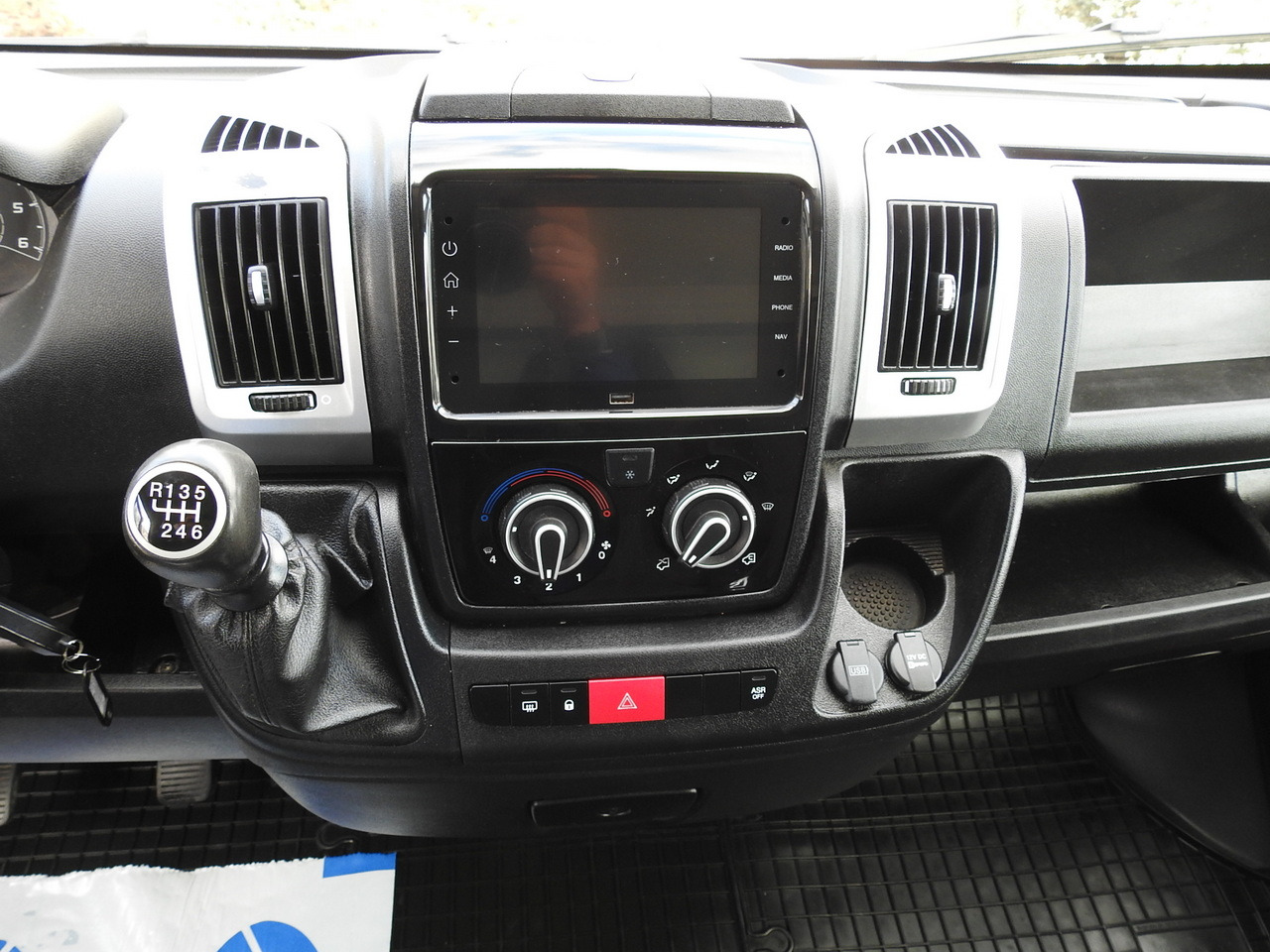 Furgoneta caja cerrada FIAT DUCATO  BOX LIFT 8 PALLETS CRUISE CONTROL NAVIGATION LED LIGHTS AIR CONDITIONING  130HP: foto 32