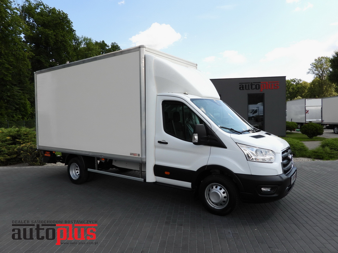FORD TRANSIT BOX LIFT 8 PALLETS CRUISE CONTROL LED LIGHTS TWIN WHEELS AIR CONDITIONING  130HP - Furgoneta caja cerrada: foto 1 FORD TRANSIT BOX LIFT 8 PALLETS CRUISE CONTROL LED LIGHTS TWIN WHEELS AIR CONDITIONING  130HP - Furgoneta caja cerrada: foto 1