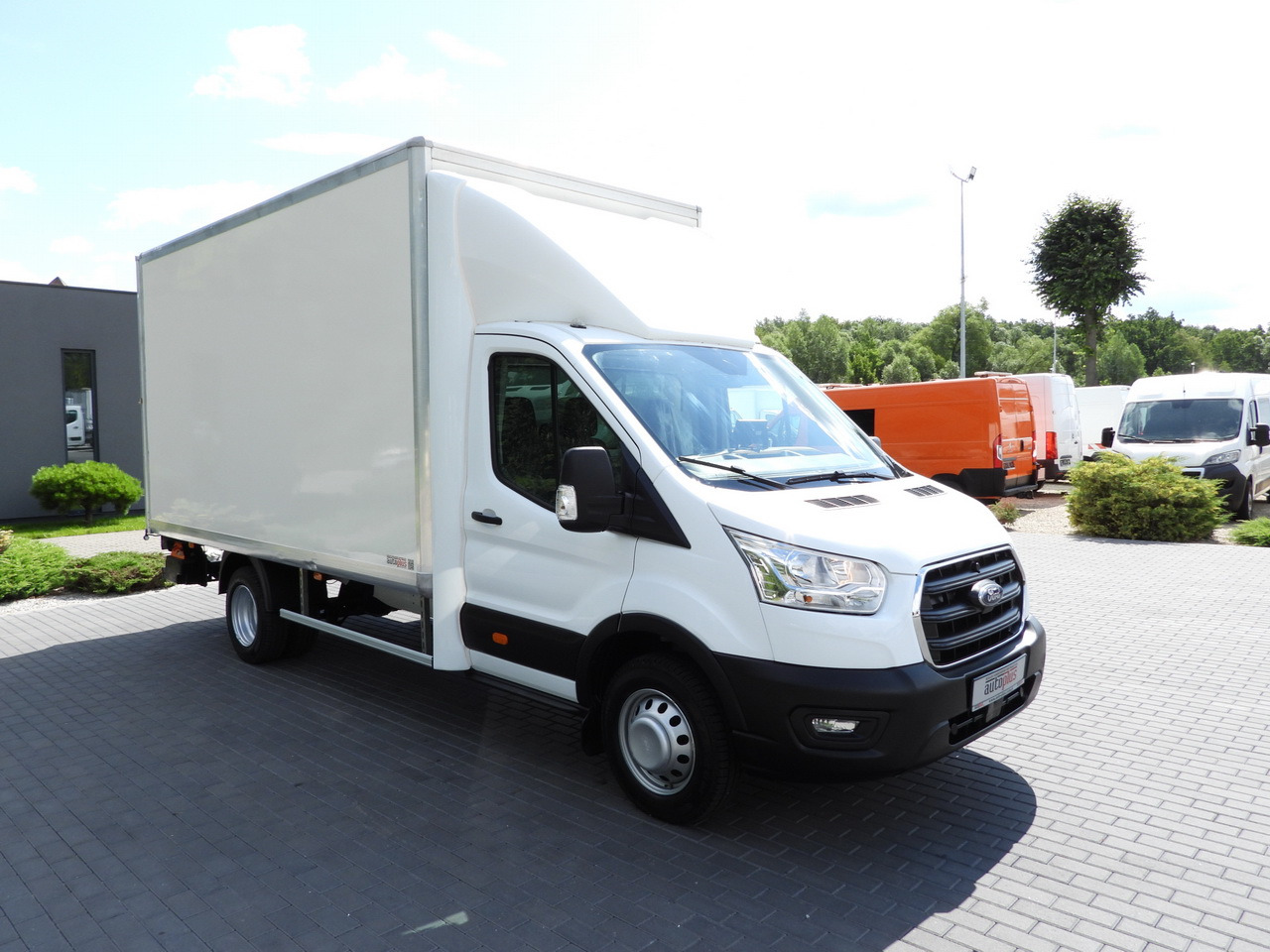 FORD TRANSIT BOX LIFT 8 PALLETS CRUISE CONTROL LED LIGHTS TWIN WHEELS AIR CONDITIONING  130HP - Furgoneta caja cerrada: foto 4 FORD TRANSIT BOX LIFT 8 PALLETS CRUISE CONTROL LED LIGHTS TWIN WHEELS AIR CONDITIONING  130HP - Furgoneta caja cerrada: foto 4