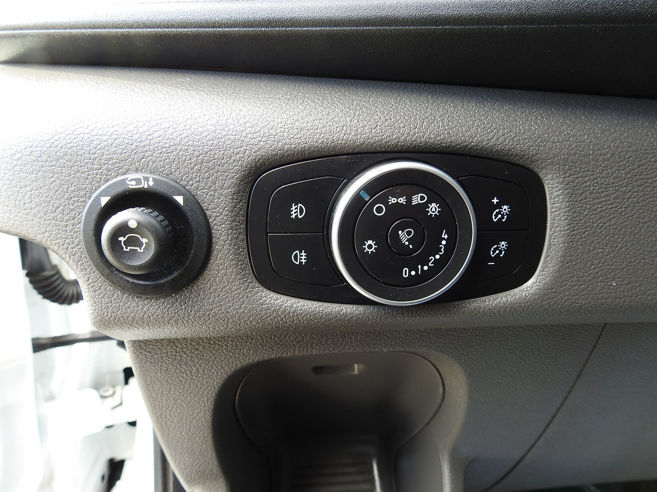 Furgoneta FORD TRANSIT BOX DELIVERY VAN 6 SEATS CRUISE CONTROL AIR CONDITIONING LED LIGHTS  130HP: foto 24