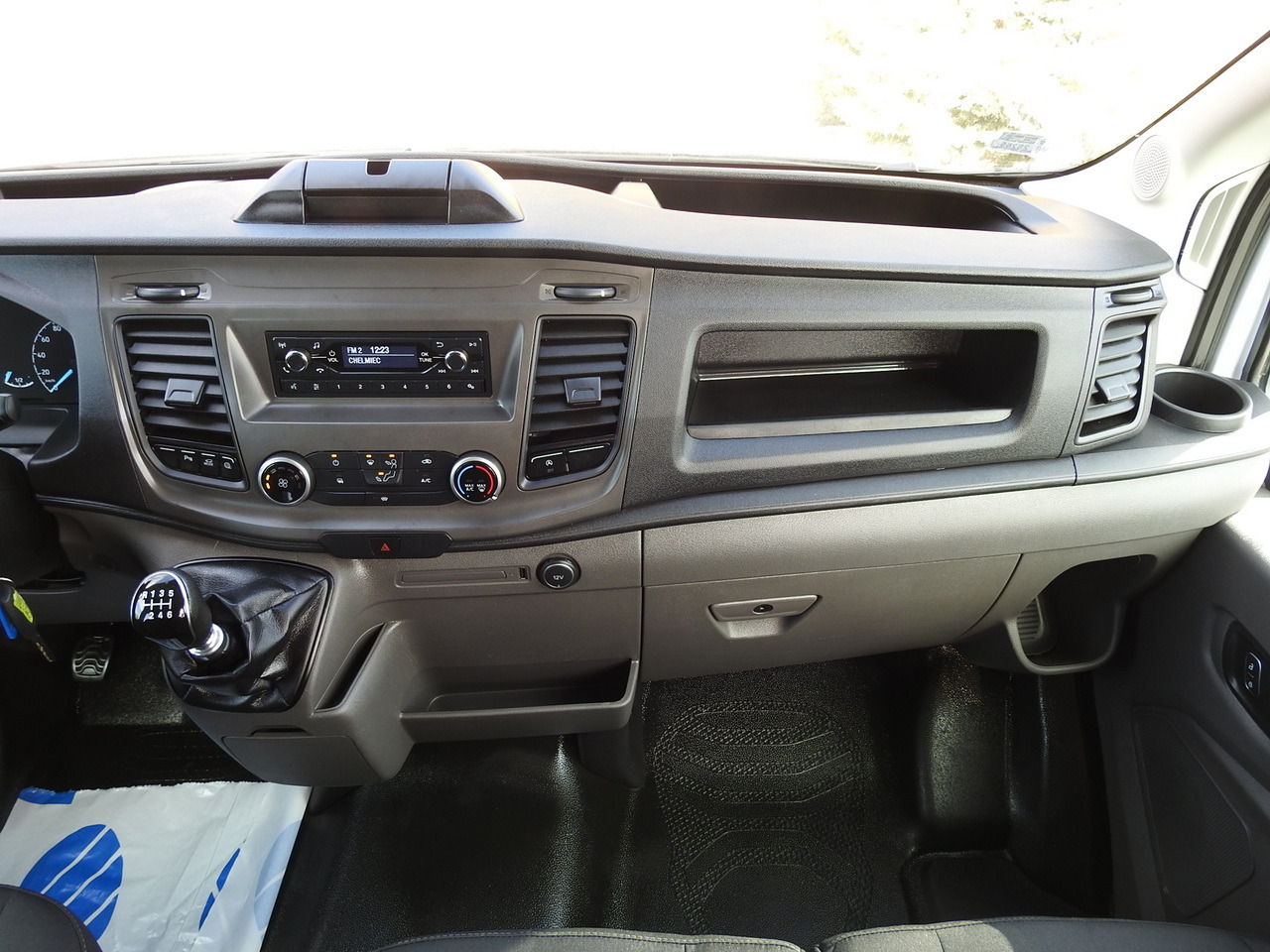 Furgoneta FORD TRANSIT BOX DELIVERY VAN 6 SEATS CRUISE CONTROL AIR CONDITIONING LED LIGHTS  130HP: foto 30