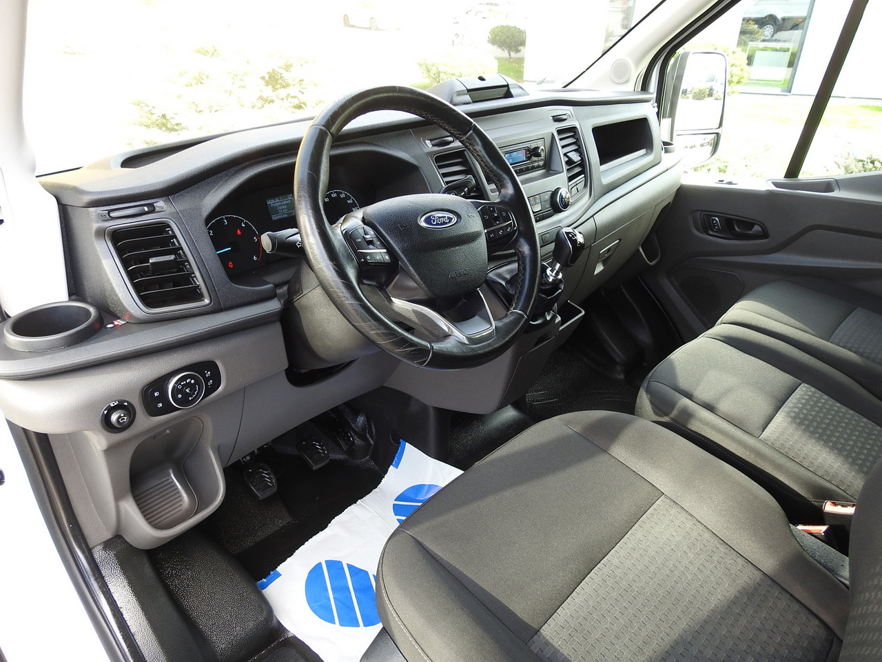 FORD TRANSIT BOX DELIVERY VAN 6 SEATS CRUISE CONTROL AIR CONDITIONING LED LIGHTS 130HP - Furgoneta: foto 2 FORD TRANSIT BOX DELIVERY VAN 6 SEATS CRUISE CONTROL AIR CONDITIONING LED LIGHTS 130HP - Furgoneta: foto 2
