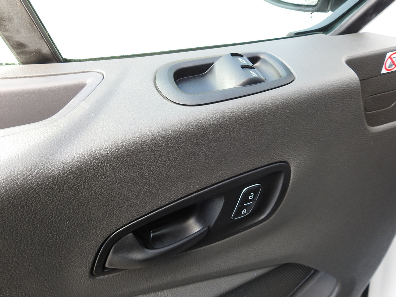 Furgoneta FORD TRANSIT BOX DELIVERY VAN 6 SEATS CRUISE CONTROL AIR CONDITIONING LED LIGHTS  130HP: foto 23