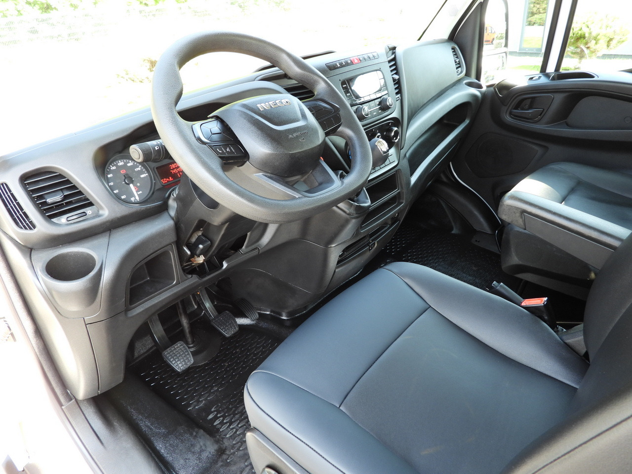 IVECO DAILY 35C16 TIPPER DOUBLE CABIN DOKA 6 SEATS TWIN WHEELS AIR CONDITIONING 160HP - Furgoneta: foto 2 IVECO DAILY 35C16 TIPPER DOUBLE CABIN DOKA 6 SEATS TWIN WHEELS AIR CONDITIONING 160HP - Furgoneta: foto 2
