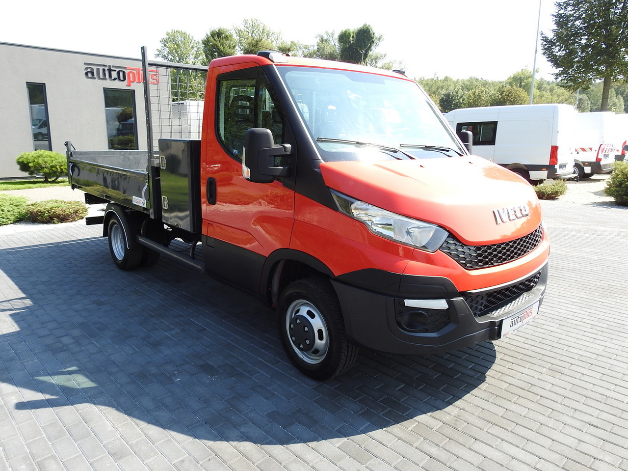IVECO DAILY 35C13 TIPPER CRUISE CONTROL AIR CONDITIONING TWIN WHEELS  130HP - Furgoneta basculante: foto 4 IVECO DAILY 35C13 TIPPER CRUISE CONTROL AIR CONDITIONING TWIN WHEELS  130HP - Furgoneta basculante: foto 4