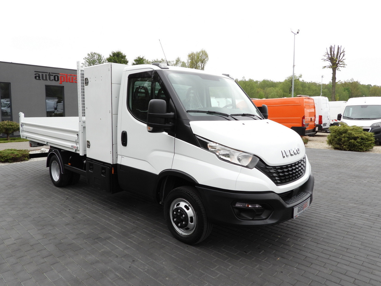 IVECO DAILY 35C14 TIPPER CRUISE CONTROL TWIN WHEELS 140HP - Furgoneta basculante: foto 4 IVECO DAILY 35C14 TIPPER CRUISE CONTROL TWIN WHEELS 140HP - Furgoneta basculante: foto 4