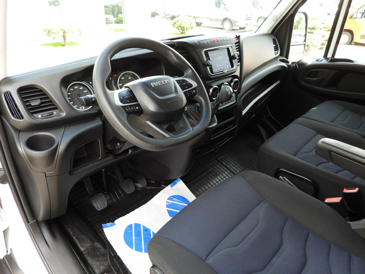 IVECO DAILY 35C16 BOX LIFT 8 PALLETS CRUISE CONTROL TWIN WHEELS AIR CONDITIONING  160HP - Furgoneta caja cerrada: foto 2 IVECO DAILY 35C16 BOX LIFT 8 PALLETS CRUISE CONTROL TWIN WHEELS AIR CONDITIONING  160HP - Furgoneta caja cerrada: foto 2