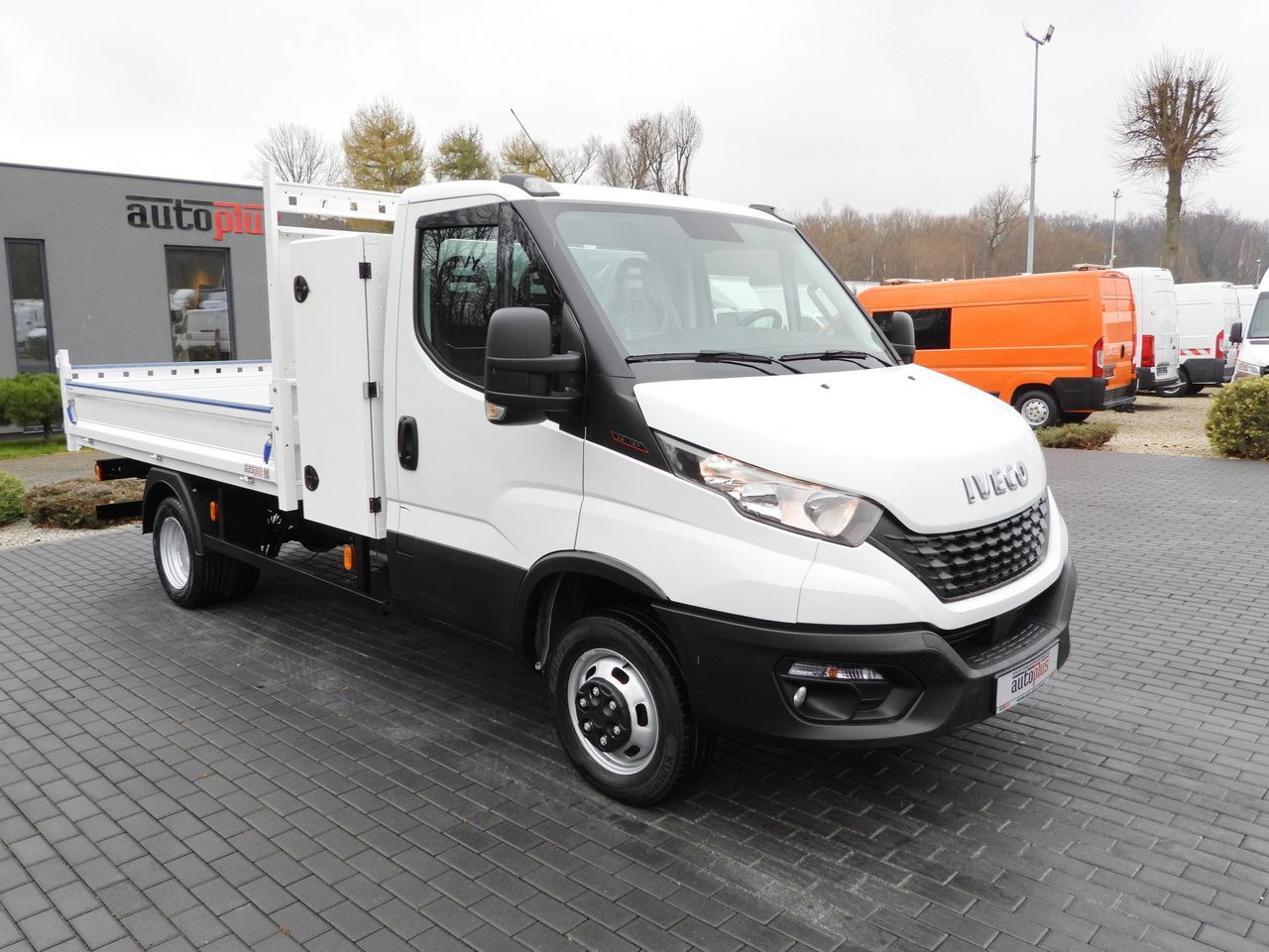 IVECO DAILY 35C16 TIPPER CRUISE CONTROL TWIN WHEELS AIR CONDITIONING 160HP - Furgoneta basculante: foto 4 IVECO DAILY 35C16 TIPPER CRUISE CONTROL TWIN WHEELS AIR CONDITIONING 160HP - Furgoneta basculante: foto 4