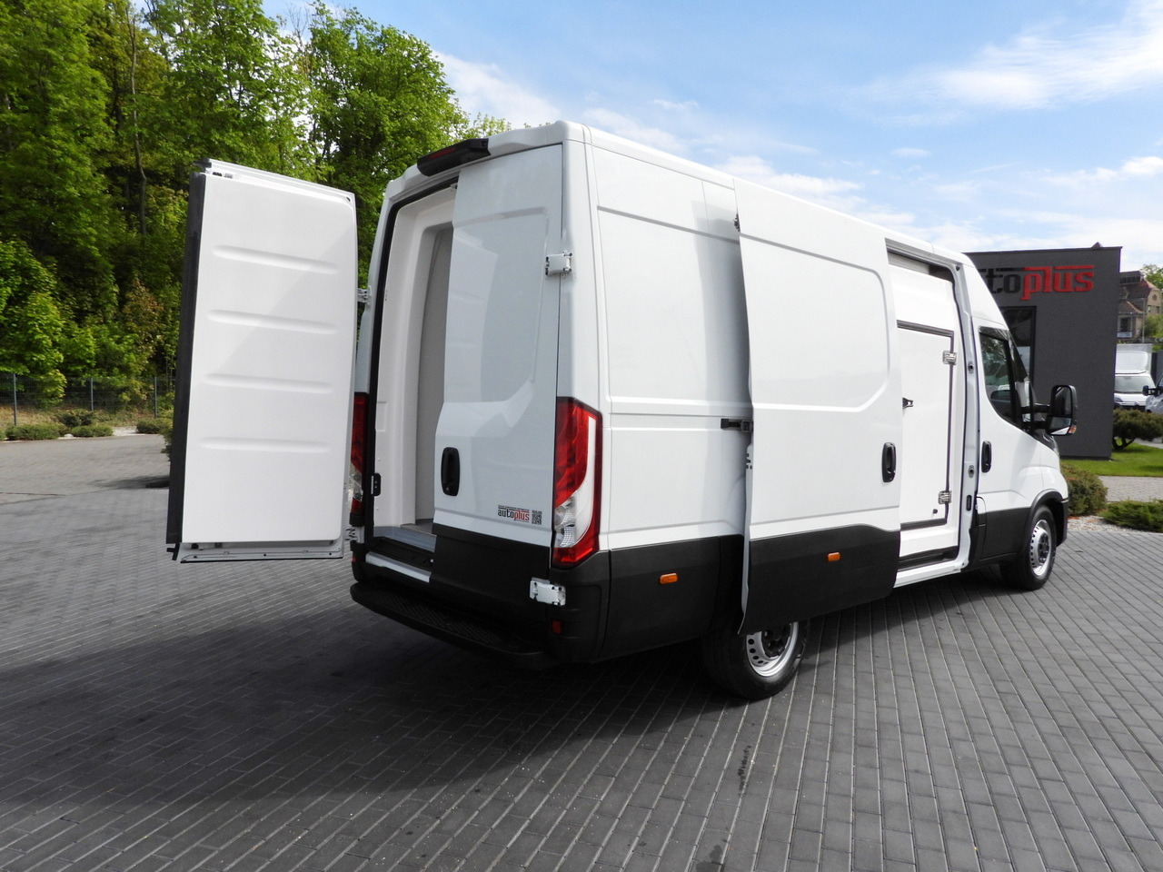 IVECO DAILY 35S14 REFRIGERATOR VAN -10*C POWER SUPPLY 230V CRUISE CONTROL AUTOMATIC TRANSMISSION HI-MATIC AIR CONDITIONING 140HP - Furgoneta frigorifica: foto 3 IVECO DAILY 35S14 REFRIGERATOR VAN -10*C POWER SUPPLY 230V CRUISE CONTROL AUTOMATIC TRANSMISSION HI-MATIC AIR CONDITIONING 140HP - Furgoneta frigorifica: foto 3