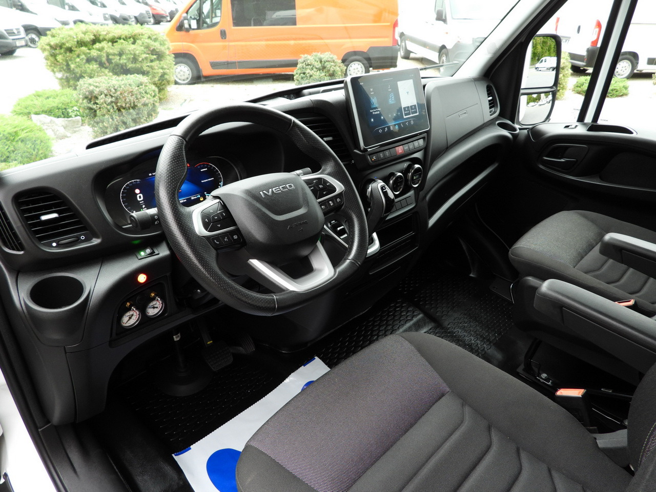 IVECO DAILY 35S18 BOX HI-MATIC LIFT 8 PALLETS CRUISE CONTROL NAVIGATION LED LIGHTS PNEUMATICS AUTOMATIC TRANSMISSION HI-MATIC AIR CONDITIONING  180HP - Furgoneta caja cerrada: foto 2 IVECO DAILY 35S18 BOX HI-MATIC LIFT 8 PALLETS CRUISE CONTROL NAVIGATION LED LIGHTS PNEUMATICS AUTOMATIC TRANSMISSION HI-MATIC AIR CONDITIONING  180HP - Furgoneta caja cerrada: foto 2