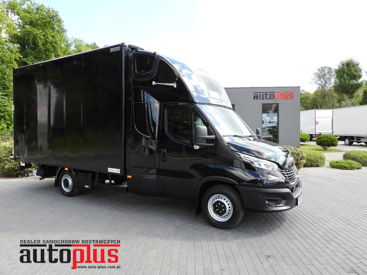 IVECO DAILY 35S18 BOX LIFT 8 PALLETS WEBASTO CRUISE CONTROL NAVIGATION LED LIGHTS PNEUMATICS AIR CONDITIONING  180HP - Furgoneta caja cerrada: foto 1 IVECO DAILY 35S18 BOX LIFT 8 PALLETS WEBASTO CRUISE CONTROL NAVIGATION LED LIGHTS PNEUMATICS AIR CONDITIONING  180HP - Furgoneta caja cerrada: foto 1