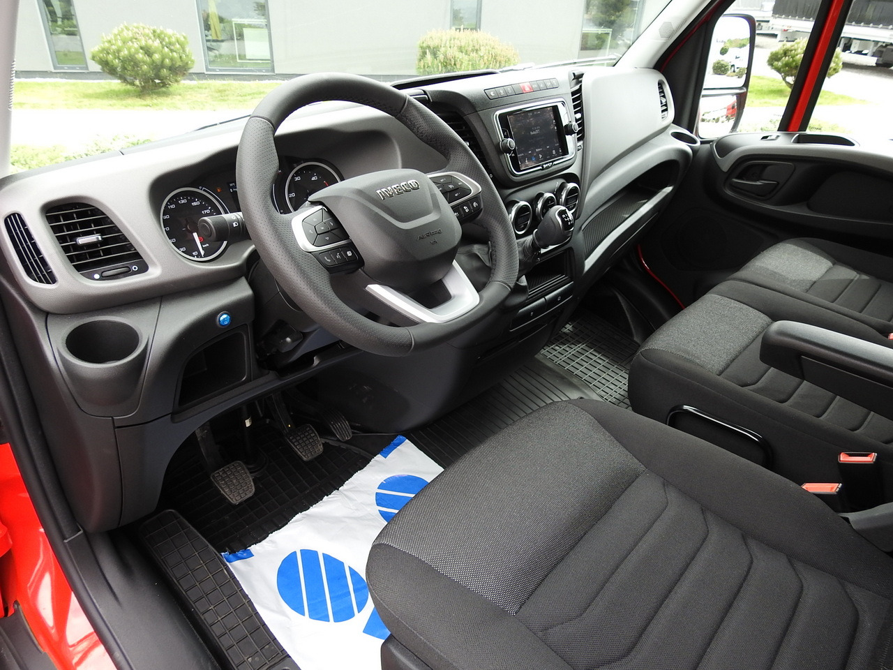IVECO DAILY 35S18 NEW BOX 10 PALLETS CRUISE CONTROL NAVIGATION AIR CONDITIONING LED LIGHTS GUARANTEE 180HP - Furgoneta caja cerrada: foto 2 IVECO DAILY 35S18 NEW BOX 10 PALLETS CRUISE CONTROL NAVIGATION AIR CONDITIONING LED LIGHTS GUARANTEE 180HP - Furgoneta caja cerrada: foto 2