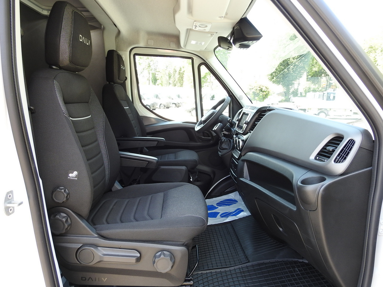 Arrendamiento de IVECO DAILY 35S18 NEW TARPAULIN 8 PALLETS CRUISE CONTROL NAVIGATION LED LIGHTS AUTOMATIC TRANSMISSION HI-MATIC MANUFACTURERS WARRANTY 180HP IVECO DAILY 35S18 NEW TARPAULIN 8 PALLETS CRUISE CONTROL NAVIGATION LED LIGHTS AUTOMATIC TRANSMISSION HI-MATIC MANUFACTURERS WARRANTY 180HP: foto 47 Arrendamiento de IVECO DAILY 35S18 NEW TARPAULIN 8 PALLETS CRUISE CONTROL NAVIGATION LED LIGHTS AUTOMATIC TRANSMISSION HI-MATIC MANUFACTURERS WARRANTY 180HP IVECO DAILY 35S18 NEW TARPAULIN 8 PALLETS CRUISE CONTROL NAVIGATION LED LIGHTS AUTOMATIC TRANSMISSION HI-MATIC MANUFACTURERS WARRANTY 180HP: foto 47