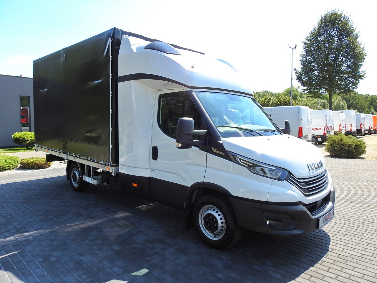 IVECO DAILY 35S18 NEW TARPAULIN 8 PALLETS CRUISE CONTROL NAVIGATION LED LIGHTS AUTOMATIC TRANSMISSION HI-MATIC MANUFACTURERS WARRANTY 180HP - Furgoneta con lona: foto 4 IVECO DAILY 35S18 NEW TARPAULIN 8 PALLETS CRUISE CONTROL NAVIGATION LED LIGHTS AUTOMATIC TRANSMISSION HI-MATIC MANUFACTURERS WARRANTY 180HP - Furgoneta con lona: foto 4