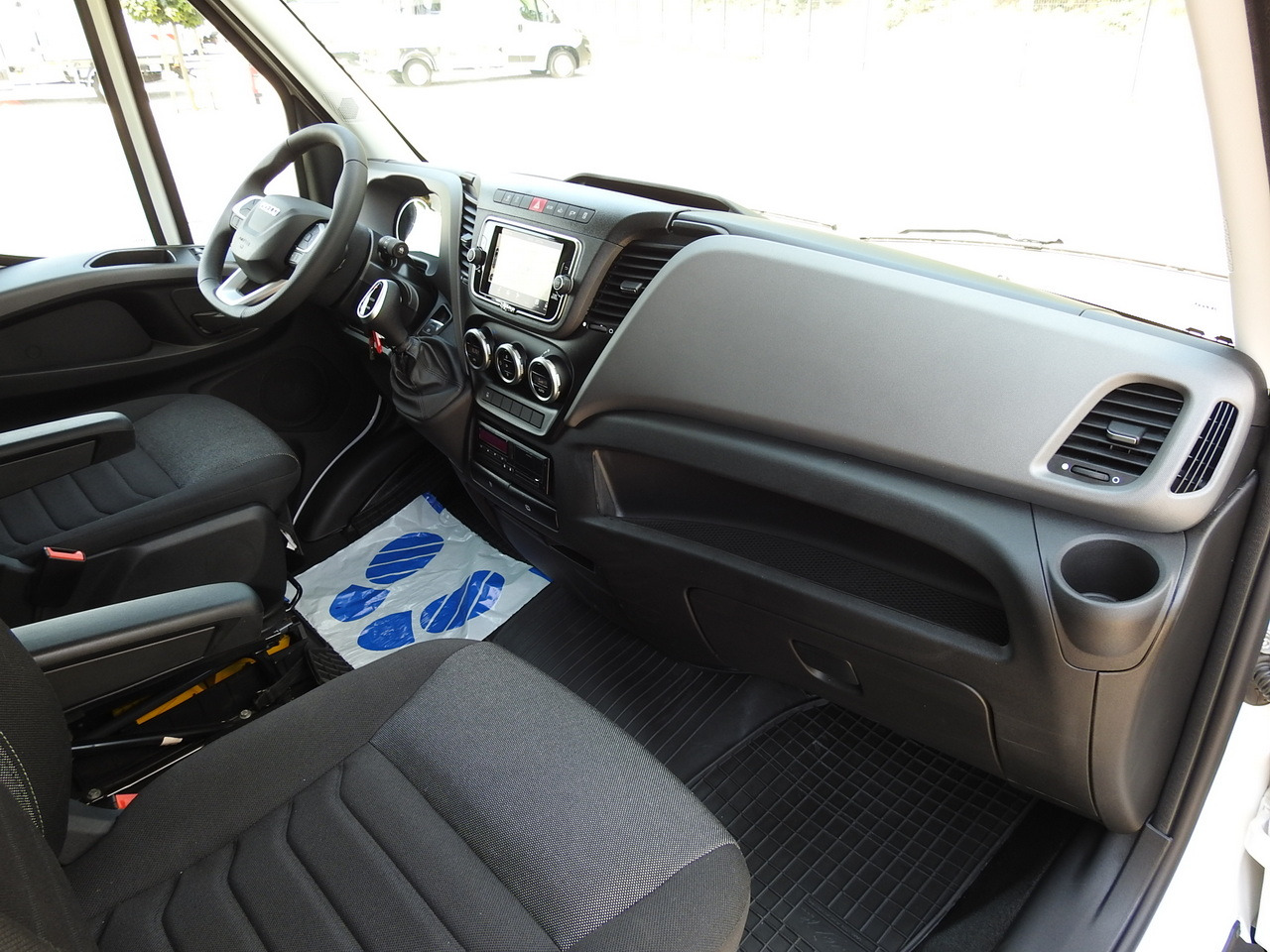 Arrendamiento de IVECO DAILY 35S18 NEW TARPAULIN 8 PALLETS CRUISE CONTROL NAVIGATION LED LIGHTS AUTOMATIC TRANSMISSION HI-MATIC MANUFACTURERS WARRANTY 180HP IVECO DAILY 35S18 NEW TARPAULIN 8 PALLETS CRUISE CONTROL NAVIGATION LED LIGHTS AUTOMATIC TRANSMISSION HI-MATIC MANUFACTURERS WARRANTY 180HP: foto 48 Arrendamiento de IVECO DAILY 35S18 NEW TARPAULIN 8 PALLETS CRUISE CONTROL NAVIGATION LED LIGHTS AUTOMATIC TRANSMISSION HI-MATIC MANUFACTURERS WARRANTY 180HP IVECO DAILY 35S18 NEW TARPAULIN 8 PALLETS CRUISE CONTROL NAVIGATION LED LIGHTS AUTOMATIC TRANSMISSION HI-MATIC MANUFACTURERS WARRANTY 180HP: foto 48