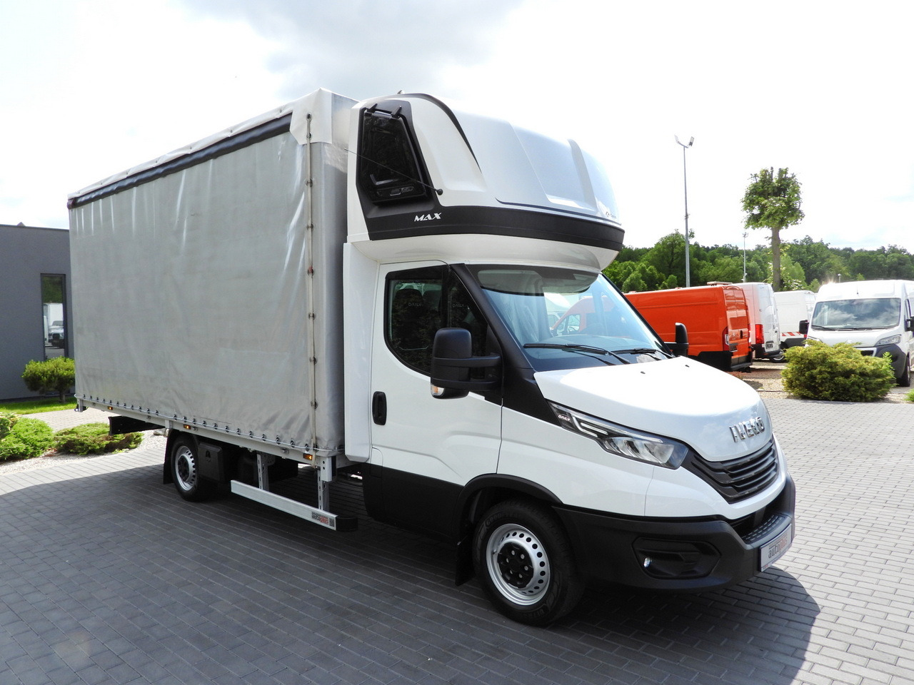IVECO DAILY 35S18 TARPAULIN 10 PALLETS CRUISE CONTROL LED LIGHTS AIR CONDITIONING  180HP - Furgoneta con lona: foto 4 IVECO DAILY 35S18 TARPAULIN 10 PALLETS CRUISE CONTROL LED LIGHTS AIR CONDITIONING  180HP - Furgoneta con lona: foto 4