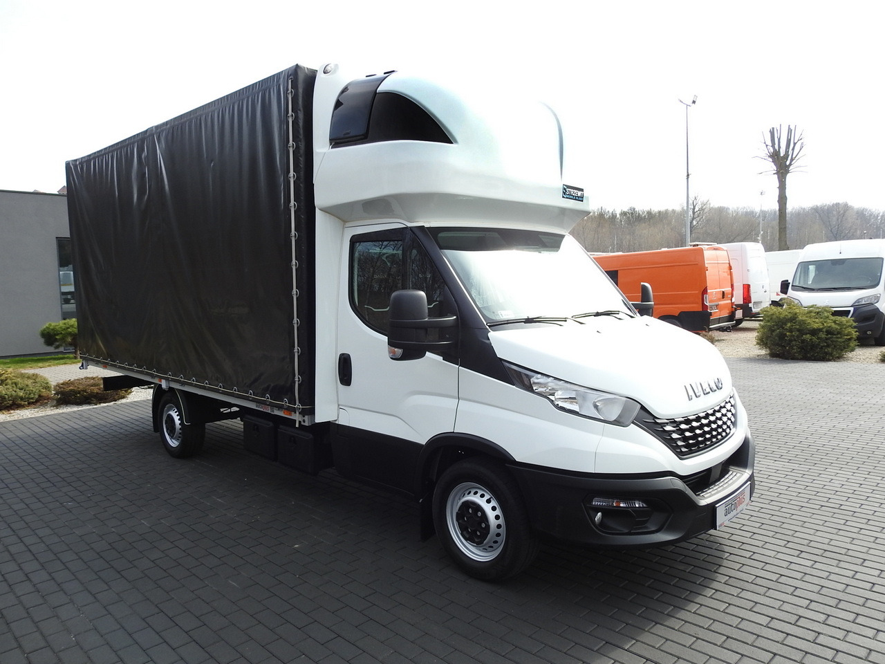 IVECO DAILY 35S18 TARPAULIN 10 PALLETS WEBASTO CRUISE CONTROL AIR CONDITIONING 180HP - Furgoneta con lona: foto 4 IVECO DAILY 35S18 TARPAULIN 10 PALLETS WEBASTO CRUISE CONTROL AIR CONDITIONING 180HP - Furgoneta con lona: foto 4