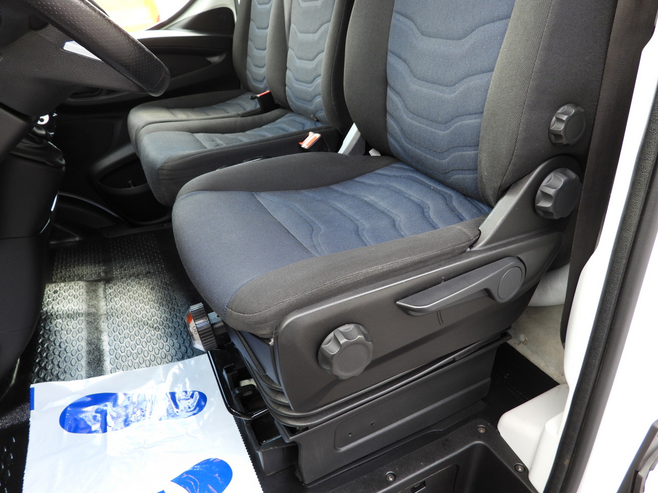 Furgoneta con lona IVECO DAILY 35S18 TARPAULIN 10 PALLETS WEBASTO CRUISE CONTROL NAVIGATION LED LIGHTS AIR CONDITIONING 180HP: foto 28 Furgoneta con lona IVECO DAILY 35S18 TARPAULIN 10 PALLETS WEBASTO CRUISE CONTROL NAVIGATION LED LIGHTS AIR CONDITIONING 180HP: foto 28