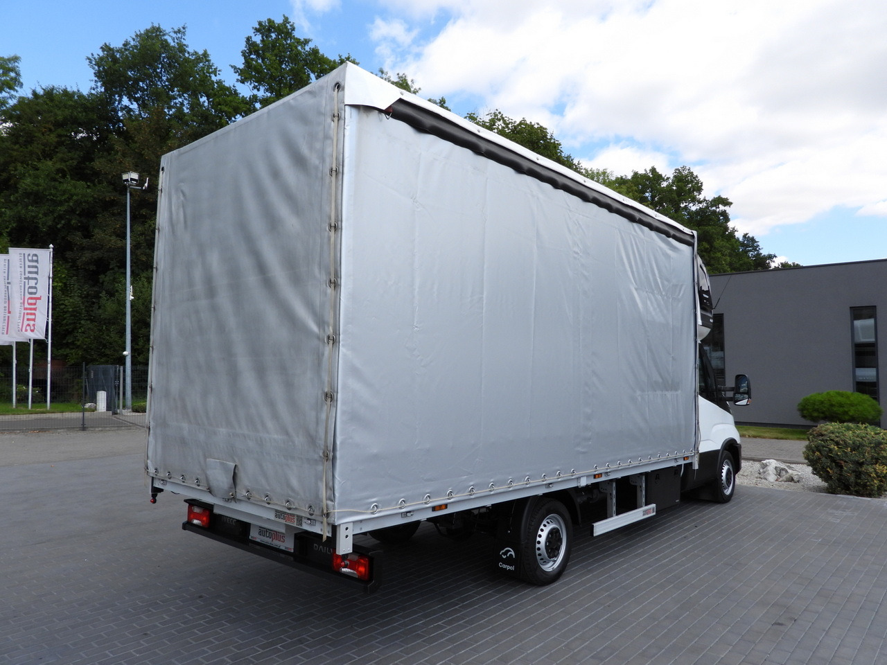 Furgoneta con lona IVECO DAILY 35S18 TARPAULIN 10 PALLETS WEBASTO CRUISE CONTROL NAVIGATION LED LIGHTS AIR CONDITIONING 180HP: foto 13 Furgoneta con lona IVECO DAILY 35S18 TARPAULIN 10 PALLETS WEBASTO CRUISE CONTROL NAVIGATION LED LIGHTS AIR CONDITIONING 180HP: foto 13