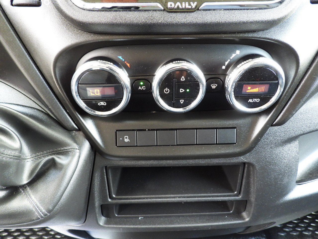 Furgoneta con lona IVECO DAILY 35S18 TARPAULIN 10 PALLETS WEBASTO CRUISE CONTROL NAVIGATION LED LIGHTS AIR CONDITIONING 180HP: foto 38 Furgoneta con lona IVECO DAILY 35S18 TARPAULIN 10 PALLETS WEBASTO CRUISE CONTROL NAVIGATION LED LIGHTS AIR CONDITIONING 180HP: foto 38