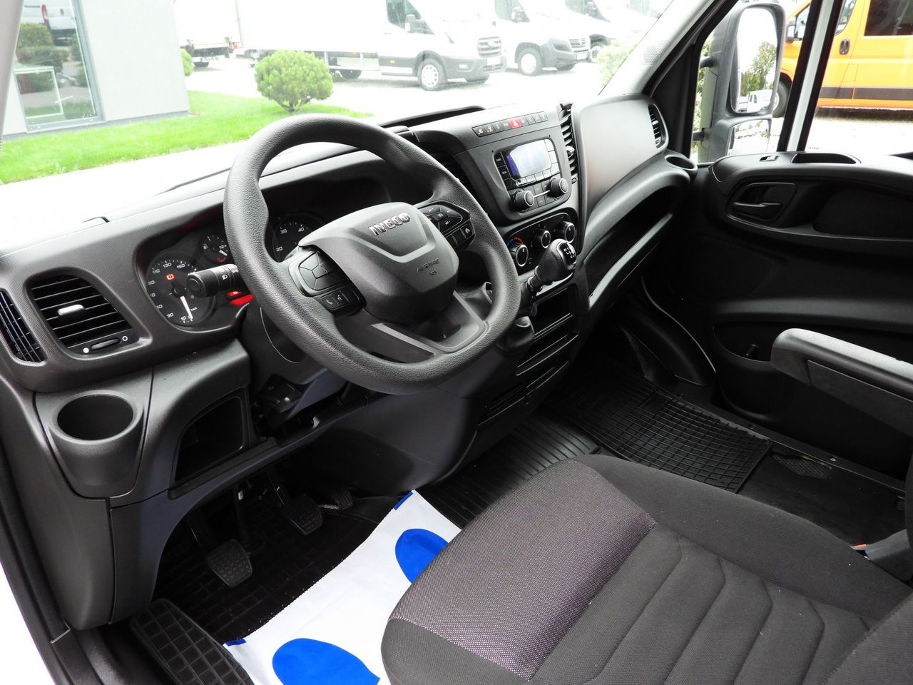 IVECO DAILY 35S18 TARPAULIN 10 PALLETS WEBASTO CRUISE CONTROL PNEUMATICS AIR CONDITIONING 180HP - Furgoneta con lona: foto 2 IVECO DAILY 35S18 TARPAULIN 10 PALLETS WEBASTO CRUISE CONTROL PNEUMATICS AIR CONDITIONING 180HP - Furgoneta con lona: foto 2