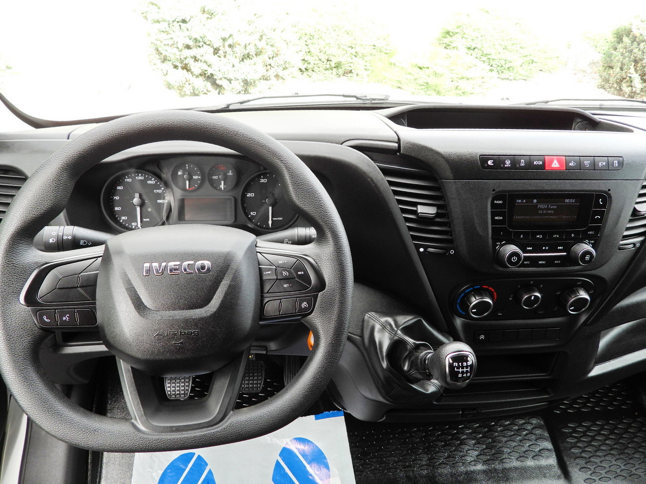 Furgoneta con lona IVECO DAILY 35S18 TARPAULIN LIFT 10 PALLETS WEBASTO CRUISE CONTROL PNEUMATICS AIR CONDITIONING  180HP: foto 36