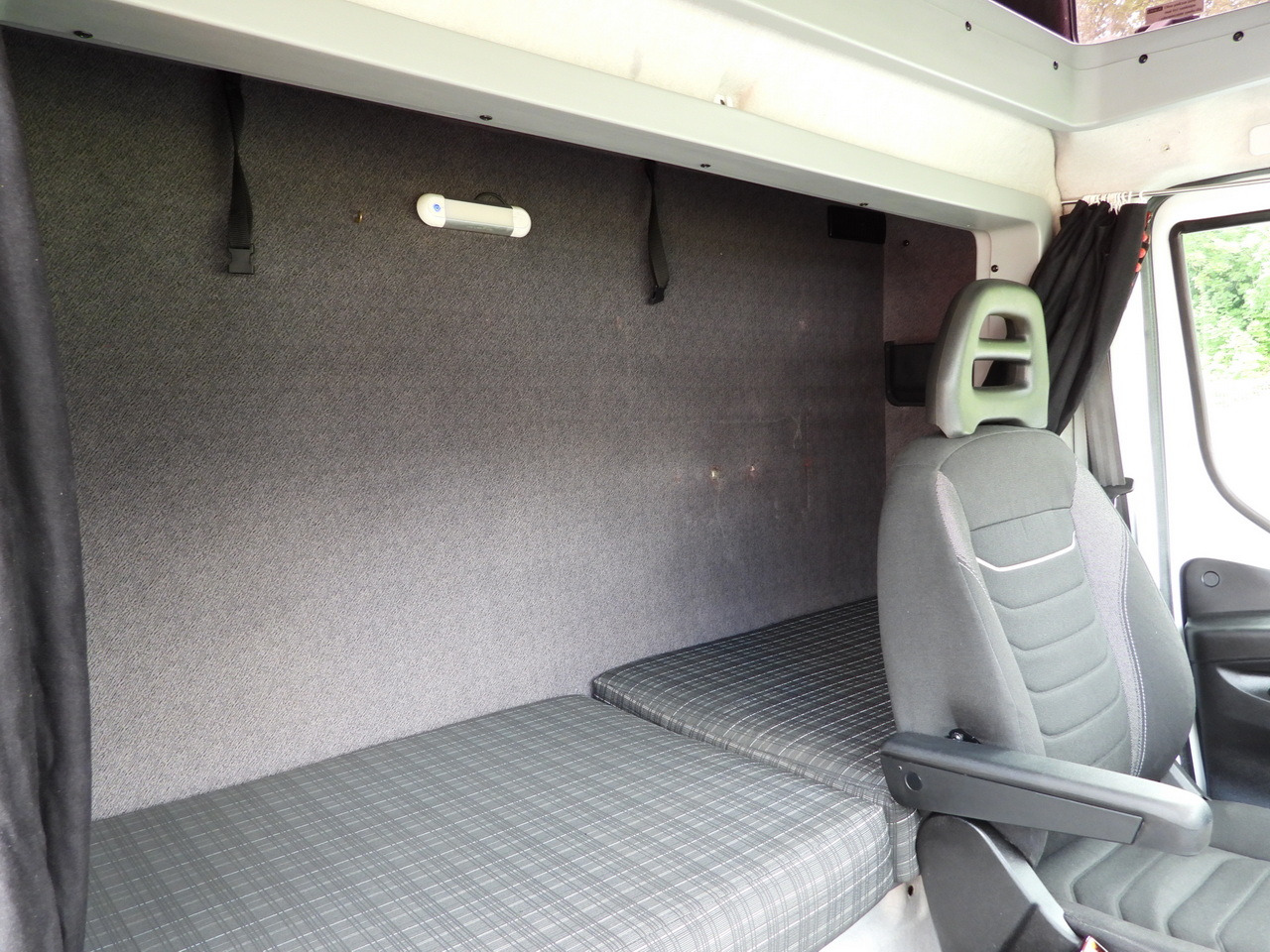 Furgoneta con lona IVECO DAILY 35S18 TARPAULIN LIFT 10 PALLETS WEBASTO CRUISE CONTROL PNEUMATICS AIR CONDITIONING  180HP: foto 46