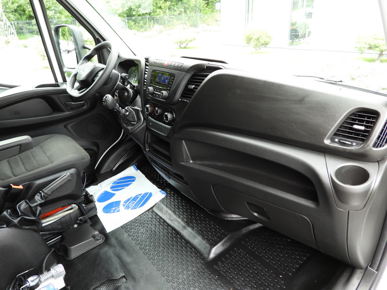Furgoneta con lona IVECO DAILY 35S18 TARPAULIN LIFT 10 PALLETS WEBASTO CRUISE CONTROL PNEUMATICS AIR CONDITIONING  180HP: foto 45